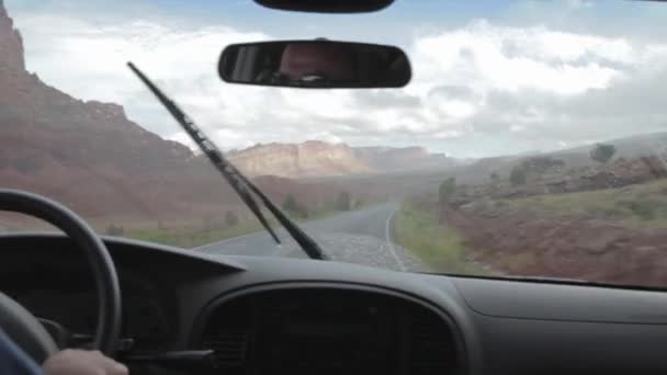 Hombre conduciendo bajo la lluvia — Vídeos de Stock