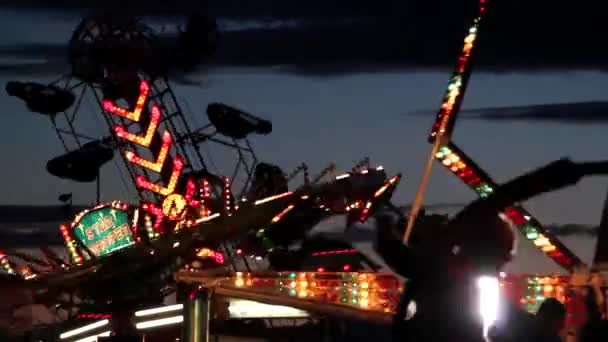 Carnival rides in city — Stock Video