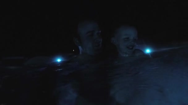 Батько і син у гарячій ванні — стокове відео