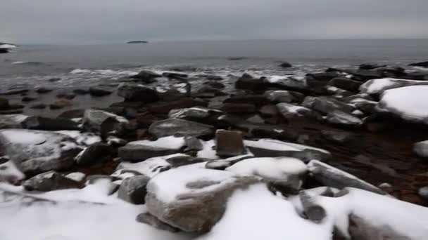 Bela costa oceânica no inverno — Vídeo de Stock