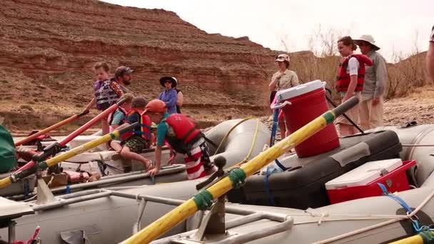 Gezinnen lopen de san juan river — Stockvideo