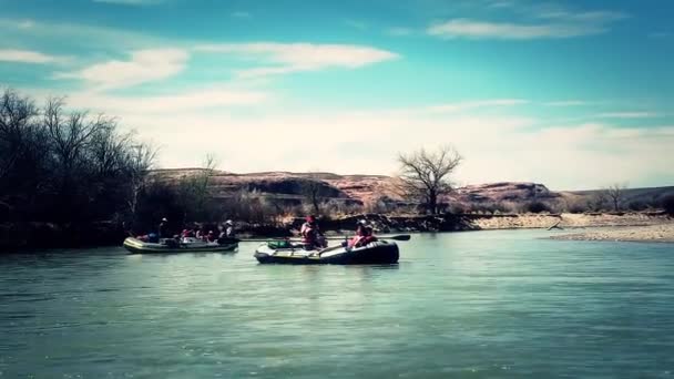 Families running the san juan river — Stock Video