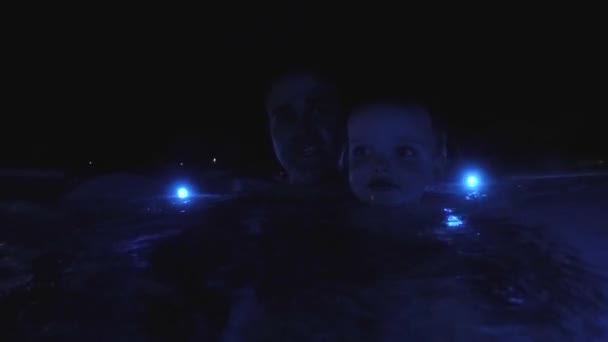 Pai e filho numa banheira de hidromassagem — Vídeo de Stock