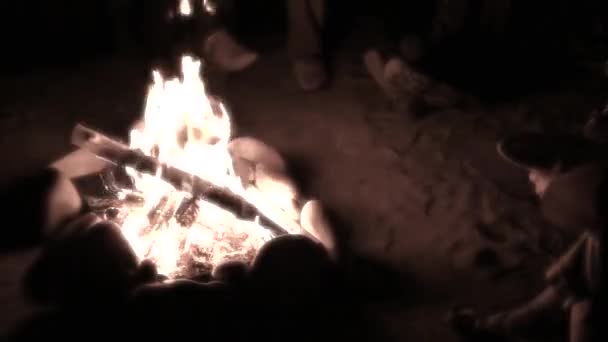 Családok ült a tábortűz körül — Stock videók