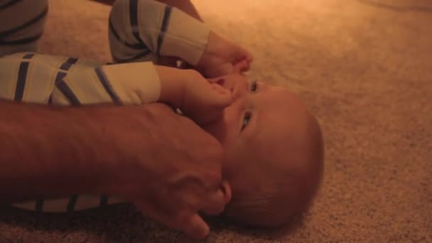 Un padre hace cosquillas a su bebé — Vídeo de stock