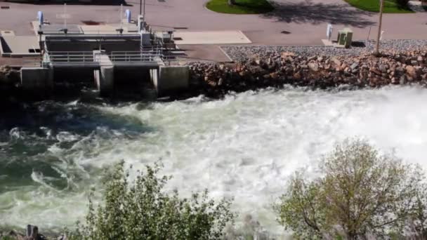 Aguas de inundación de escorrentía de primavera — Vídeo de stock