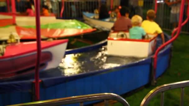 Çocuklar bir karnaval tekne yolculuğu — Stok video