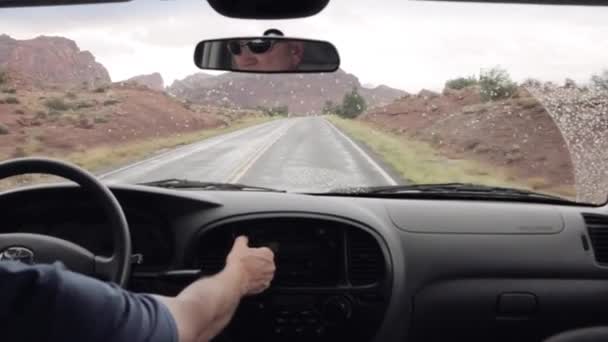 Férfi vezetés az esőben — Stock videók