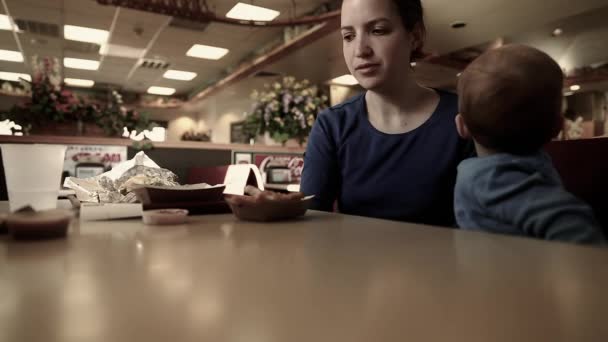 Familia en el lugar de comida rápida — Vídeos de Stock