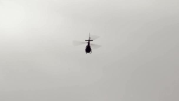 Helikopter flyger genom luften — Stockvideo