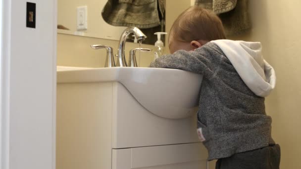 Мальчик моет руки — стоковое видео