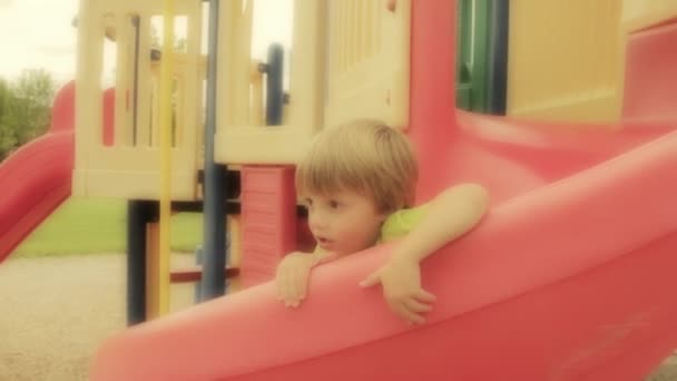 Copiii se joacă în parc — Videoclip de stoc
