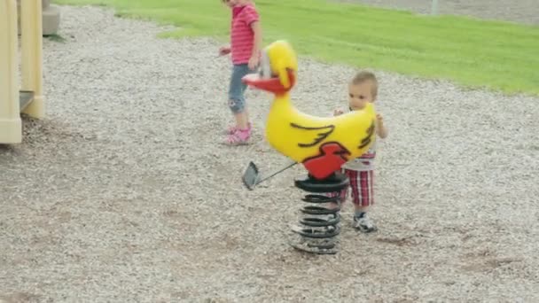 Kinder spielen auf Spielplatz — Stockvideo