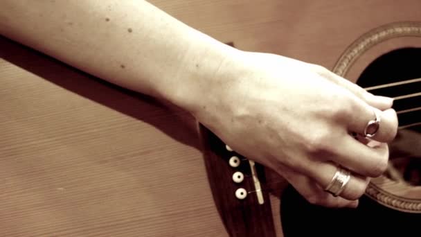 Ragazza che suona la chitarra — Video Stock