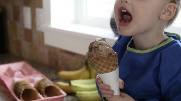 Chlapec jí zmrzlinu — Stock video