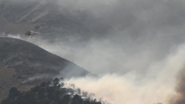 Helikopter strider med wildfire — Stockvideo