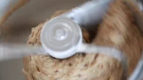 Bir mikser kullanarak ekmek yapma — Stok video