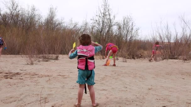 Barnen leker på stranden — Stockvideo