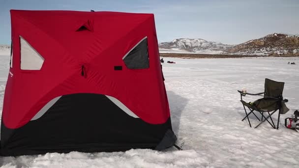 Крижаний рибальський намет на озері — стокове відео