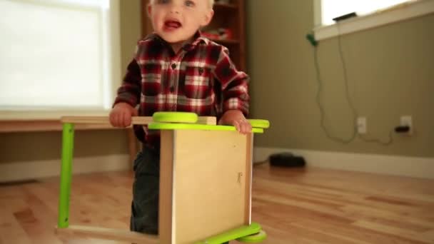 Menino brincando com um empurrar brinquedo — Vídeo de Stock