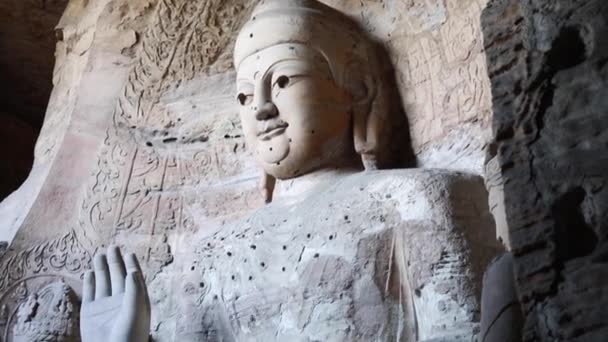 Grote Boeddha in de grotten van yungang — Stockvideo