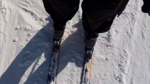 Людина катається на лижах у весняний сніг — стокове відео
