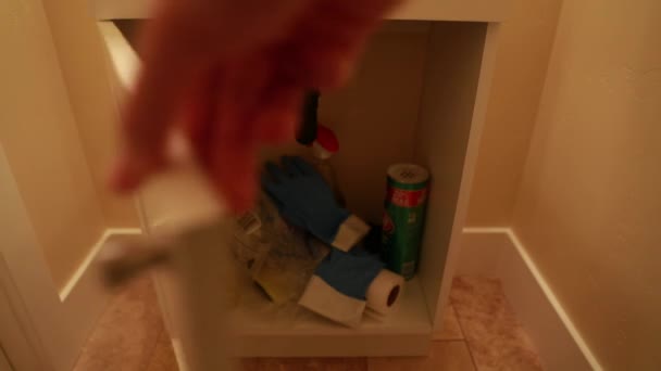 Mano abriendo un armario de baño — Vídeo de stock