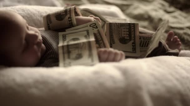 Bebê com pilha de dinheiro — Vídeo de Stock
