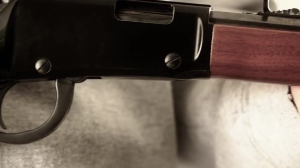Un tireur tenant un fusil — Video