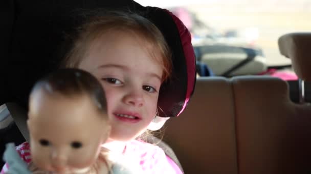 Girl in car seat in an suv — Stock Video