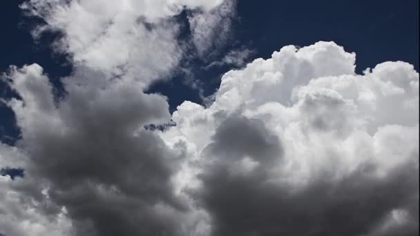 Enorme storm wolken verplaatsen — Stockvideo