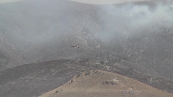 Hubschrauber kämpft mit Flächenbrand — Stockvideo