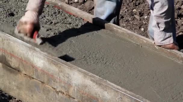 Trabajadores de la construcción preparan calzados — Vídeos de Stock