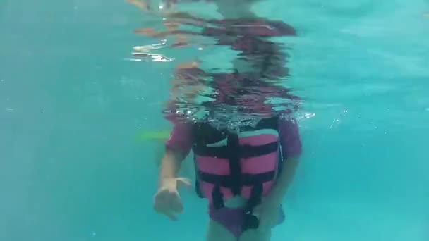 Girl in pool with life jacket — Stock Video