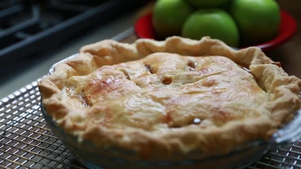 Delicious apple pie — Stock Video