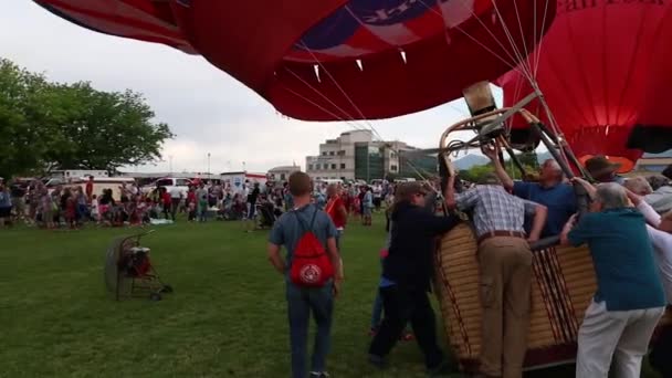 Wiejący wiatr na ziemi wokół balonów na ogrzane powietrze — Wideo stockowe