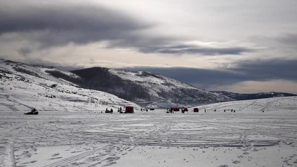 Pêche sur glace sur un lac — Video