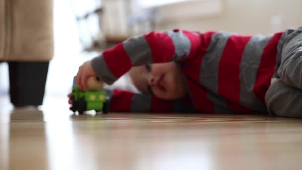 Menino brinca com seu brinquedo — Vídeo de Stock