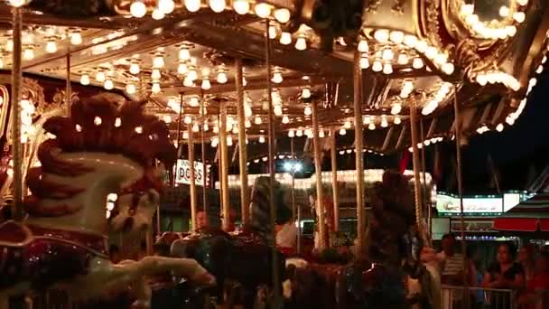 Niños cabalgando carrusel de carnaval — Vídeos de Stock