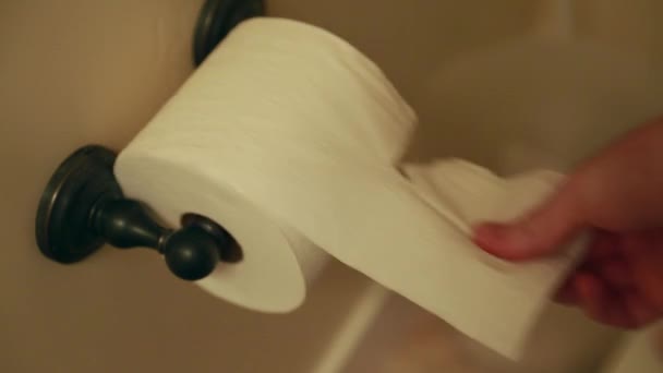 Grabbing toilet paper — Stock Video