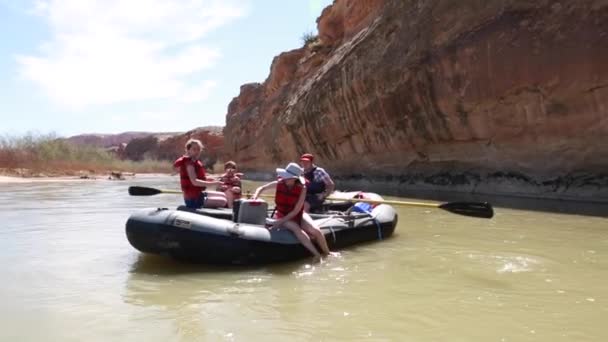 Family running the San Juan river — Stock Video