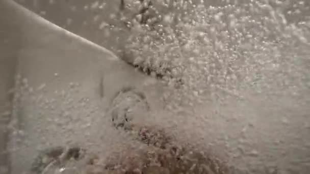 Pezsgőfürdő, buborékok, és egy kézzel — Stock videók