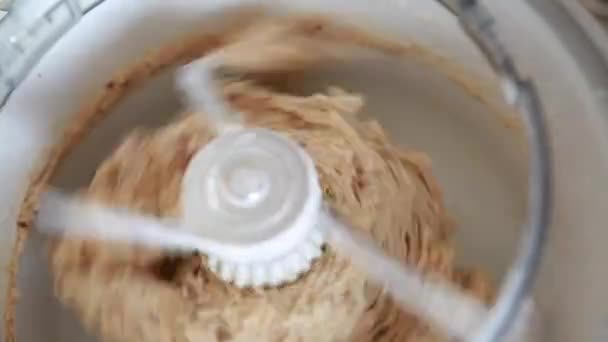 Maken van brood met behulp van een mixer — Stockvideo