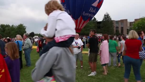 Wiejący wiatr na ziemi wokół balonów na ogrzane powietrze — Wideo stockowe