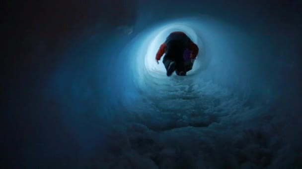 Niño caminando alrededor de un castillo de hielo — Vídeo de stock