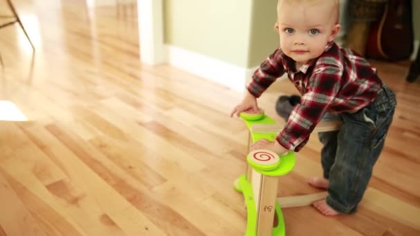 Menino brincando com um empurrar brinquedo — Vídeo de Stock