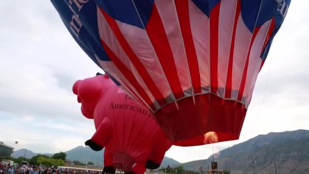 Sıcak hava balonları çevresinde zeminde rüzgarda üfleme — Stok video