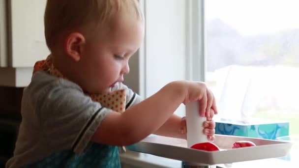 Kleine jongen maken tomatensaus — Stockvideo