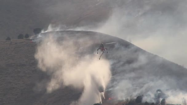 Helicopter battles with wildfire — Stock Video