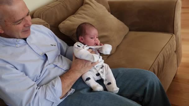 Дід тримає свого новонародженого онука — стокове відео